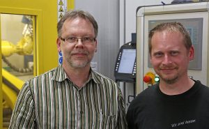 Jörg Waldschmidt (l.) und Markus Bräuer setzen dem Verschleiß der Leitungen durch die Kupplung ein Ende. (Bild: Atlas Copco Tools Central Europe GmbH)