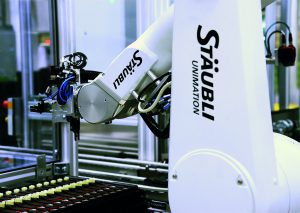 In der kompletten Anlage kommen ausschließlich Roboter in ESD-Ausführung gegen elektrostatische Aufladung zum Einsatz. (Bild: Stäubli Tec-Systems GmbH Robotics)