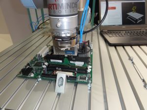 Einsatz eines Demonstrators sowie der Software in der Elektronik-Montage (Bild: ArtiMinds Robotics GmbH)
