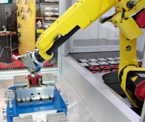 Bei der Lösung von SAV arbeitet ein Roboter mit einem Zentrischspanner zusammen. (Bild: SAV Spann- Automations- Normteiletechnik GmbH)