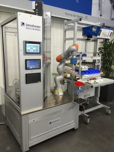 Das neue Werker-Assistenzsystem Cubu:S von Schnaithmann mit Bewegungserkennung und Roboteranbindung (Bild: Schnaithmann Maschinenbau GmbH)