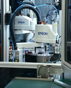 Die LS-Scara-Baureihe von Epson beschränkt sich auf die nötigsten Komponenten (Bild: EGS Automatisierungstechnik GmbH)