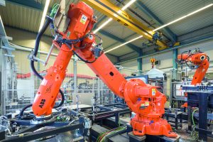 Roboter vom Typ IRB 6640 übernehmen das Handling der Montagehilfen und stellen diese dem Werker bereit zum Bestücken mit Magneten. (Bild: ABB Automation GmbH)