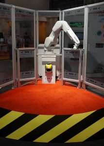 Registriert der Scanner einen Menschen im Sicherheitsbereich, schaltet der F-Serien-Controller des Roboters automatisch in den Safety-Modus. (Bild: Mitsubishi Electric Europe B.V.)