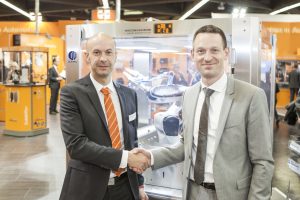 Walter Burgstaller (Sales Director Europe bei B&R, links) und Tobias Daniel (Head of Sales & Marketing bei Comau Robotics) präsentierten OpenRobotics erstmals auf der SPS IPC Drives 2015. (Bild: Comau S.p.A.)