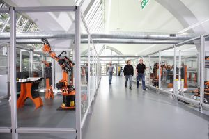 Kuka bietet im Rahmen seiner Colleges ein vielseitiges modulares Schulungsangebot im Bereich Industrierobotik. (Bild: Kuka Roboter GmbH)