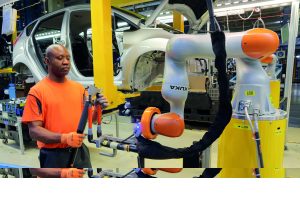 Bei der Montage von Stoßdämpfern werden die Ford-Mitarbeiter in Köln jetzt von kollaborierenden Robotern unterstützt. (Bild: Ford-Werke GmbH)