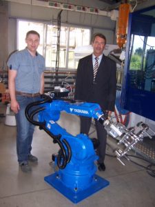 Konstantin Spenst (Denk, links) und Wolfgang Kahlert (RSP, rechts) (Bild: Robot System Products GmbH)