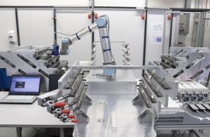 Prüflabor für die Lebensdauererprobung von Geschirrspülblenden: Mobiles Robotersystem übernimmt komplette Testzyklen. (Bild: Sick AG)