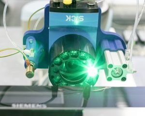 Im Prüflabor für die Lebensdauererprobung von Geschirrspülblenden übernehmen mobile Robotersysteme die kompletten Testzyklen. (Bild: Sick AG)