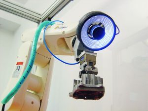 Applikationsbeispiel einer The Imaging Source Kamera und der verarbeitungsbibliothek Halcon am Beispiel eines Roboterarms (Bild: MVTec)