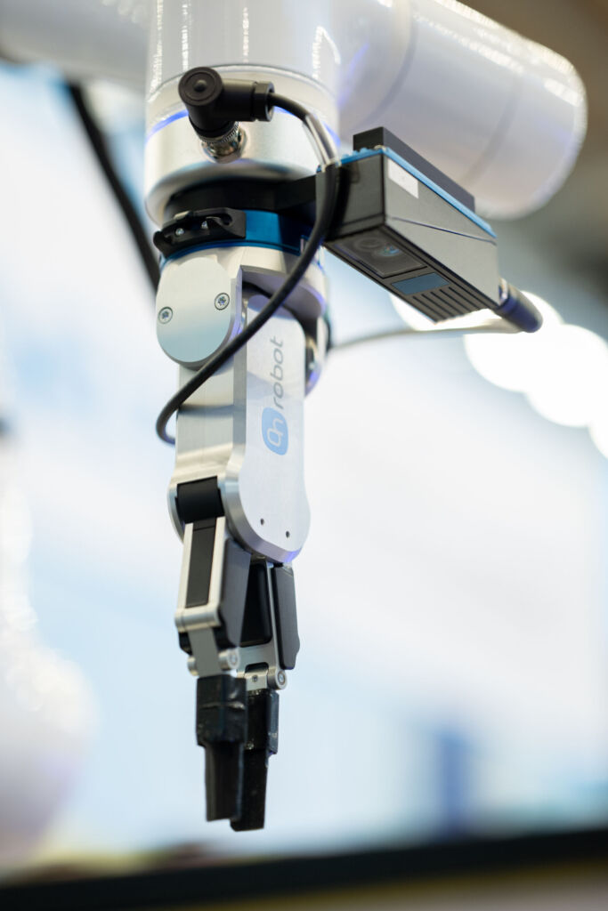 Time-of-Flight-Kamera und Palettiersystem mit Cobot 1 Delta HMI26 ToF Camera 2